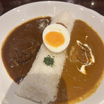 天馬 - ビーフカレー＆海老カレー１２００円、ランチミニサラダ１００円。辛さは中辛を選択しました。３倍とありましたが、しっかり辛味がありましたよ。