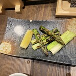 本格板前居酒屋 お魚総本家 - アスパラの岩塩焼き