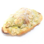 トロワ ブーランジェリー - ピスタチオとフランボワーズのダマンドクロワッサン　(284円) '13 11月下旬