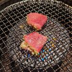 西中州焼肉 きらく - スーパーネギ塩タンを焼いているところ