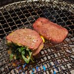 西中州焼肉 きらく - きらくのタンと昆布締めタンを焼いているところ