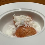 馳走西健一 - ⑩桃薫いちご(静岡県焼津産)&ヨーグルトアイス添え