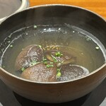 馳走西健一 - ①椎茸(銘柄名:玉取茸、静岡県藤枝産)の椎茸&魚介類のコンソメのお椀
