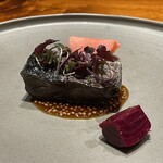 馳走西健一 - ④炭火炙り真鯖(静岡県駿河湾産、サスエ前田魚店、泳がせ)、赤紫蘇のマイクロリーフ載せ、荏胡麻マスタードソース敷き、赤蕪のピクルス&ビーツのピクルス添え