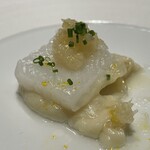 馳走西健一 - ③低温(40℃)揚げ障泥烏賊(静岡県駿河湾産、サスエ前田魚店、3kg、3日寝かせ)、カリフラワーのピューレ敷き、白葱の中華風ソース掛け