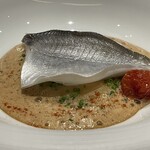 馳走西健一 - ⑤疣鯛(静岡県駿河湾産、サスエ前田魚店、泳がせ)、馬鈴薯(銘柄名:きたあかり)のピューレ敷き、2時間低温ローストしたミニトマト(静岡県産)、甲殻類のビスク風ソース添え