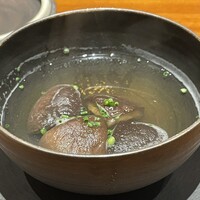 馳走西健一 - ①椎茸(銘柄名:玉取茸、静岡県藤枝産)の椎茸&魚介類のコンソメのお椀