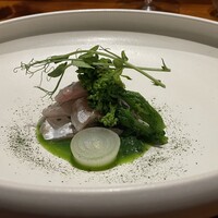 馳走西健一 - ②真鯵(静岡県駿河湾産、サスエ前田魚店、泳がせ)のカルパッチョ、レッドオニオンマリネ風&茹でペコロス&菜の花&豆の葉っぱ、菜の花ソース添え