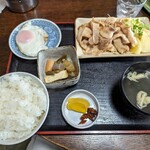 Ooshiro - 焼肉定食+目玉焼き。
