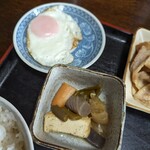 Ooshiro - 小鉢の煮物と、追加した目玉焼き。目玉焼きってなかなか外食で食べれない。