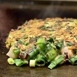 お好み焼屋みっちゃん - 蓋で蒸さずに
      お母さんの体内時計で精密に返された
      見事なカラッと具合いΣ( °o°) 