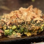 お好み焼屋みっちゃん - 「ねぎ焼き」の仕上げは
      青のり･花ガツオ
      醤油で味付けされただけでもテンションあがるのに
      風味のプラス加減にノックアウト