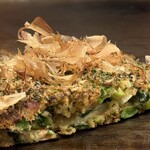 お好み焼屋みっちゃん - お出汁と、カツオと青のり、、、、
      旨味の応酬でノックダウン
      
      カラッとした焼き加減なので
      サラッと食べられちゃう