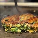 お好み焼屋みっちゃん - 醤油でさらに香ばしさがプラス
      
      蒸し焼きとはこれまた違う「ねぎ焼き」の香ばしさ