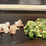 お好み焼屋みっちゃん - 左が 「イカ」  右が「ねぎ」
      この時点で具材へのこだわりが伝わる
      
      もちろん、イカはコリッ！プリッ！で入れて正解のトッピング