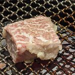 西中州焼肉 きらく - ホワイトマウンテンを焼いているところ