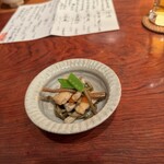 手打そば 大川や - お通しのわらびの煮物｡結構〝甘い〟｡