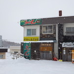 うどん処 杉 - 【2013年12月】雪の中の店舗外観。