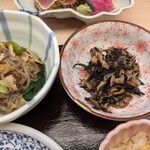 Kyou No Chisou Hannariya - ひじきの煮物と右下が胡麻風味の白菜