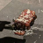 西中州焼肉 きらく - ホワイトマウンテンにグラナパダーノをかけているところ