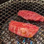 西中州焼肉 きらく - 上ハラミとサガリを焼いているところ
