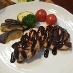 キッチン ブルー グローブ - チキンソテーのアップ