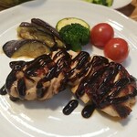 キッチン ブルー グローブ - 反対側から、甜麺醤の焦げ茶色ソース