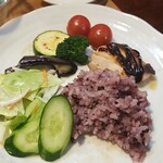 キッチン ブルー グローブ - 最後のご飯、サラダ、お新香乗せて