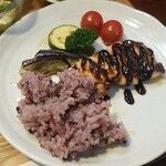 キッチン ブルー グローブ - １つ食べてはご飯のせ、チキンは小さいかな？