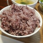 キッチン ブルー グローブ - 黒米大盛りのアップ