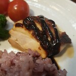 キッチン ブルー グローブ - 残り少ないチキンソテー