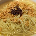 丸源ラーメン  - 替玉をドボンして、ドロだれラー油とニンニクチップ投入。(240304)