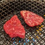 西中州焼肉 きらく - サーロインとマルカワを焼いているところ