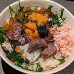 西中州焼肉 きらく - お椀に入れた究極の和牛釜飯ご飯