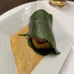 名古屋コーチン・旬菜 一鳳 - もも肉の桜の葉　包み焼き