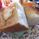 あんじゅ - 天然酵母パンは分厚く外はカリッと中はもっちり美味い。