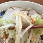 Kourakuen - 野菜は茹ででは無く、炒め！なので、タンメンらしさがしっかり出てる。湯麺も良いが、炒めタンメンの方が好きなのだ。