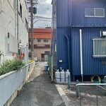 Oshokujidokoro Sengyoshou Uotetsu - 駐車場から正面に抜ける通路