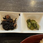 Oshokujidokoro Sengyoshou Uotetsu - 魚てつ天丼の小鉢の漬物とひじき煮