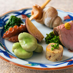 旬菜魚 藍 - 空豆や菜の花の辛し和えや飯蛸煮の入った早春の八寸