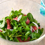 旬菜魚 藍 - 清流に自生してるクレソンと新玉ねぎと牛たたきのサラダはこの時期ならでは！！