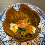 エクアトゥール - 金目鯛の炙りのカルパッチョ仕立て 河豚の白子のソース 唐墨 紫蘇の花