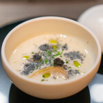 エクアトゥール - 蛤と新玉ねぎのスープ コブミカン 竹炭のパン