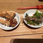 Omusubi Ripaburikku - 私はこの中から鶏モモ肉の唐揚げと春菊とマイタケの和え物をテーブルに運んで来ました。