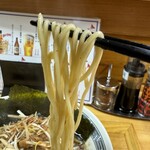 龍月 - 丸ストレート麺。実は好きじゃ無いはずの形状でしたが、おいしかった。意外、