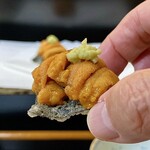 Tempura Tentsuyu - 海苔の天ぷら 生雲丹のせ
                        指でつまんでいただきます♪