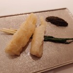 エクアトゥール - 筍のフリットと行者にんにく　ふきのとう、タラの芽のソース