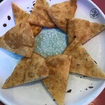 撒椒小酒館 上野店 - マーラーソースを拭おうと配置したが、必要なかったねぎパイ418円