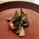 エクアトゥール - ぼんじり、ほうれん草、椎茸のソテー　トリュフ、帆立も