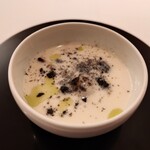 エクアトゥール - 新玉ねぎと蛤のスープ　意表を突く山椒？のスパイシー感